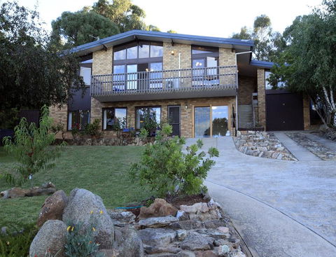 Alpine Apartment - Great Location With Views Of Lake Jindabyne - Broome Tourism 0