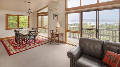 Alpine House - Views Over Lake Jindabyne And The Snowy Mountains - Broome Tourism 1