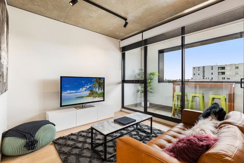 Artsy Apartment CBD City Views And Balcony - Broome Tourism 1