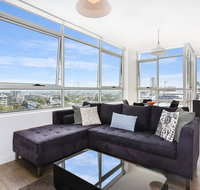 As the Sun Sets - Modern and Spacious 2BR Zetland Apartment Facing the Setting Sun - Broome Tourism