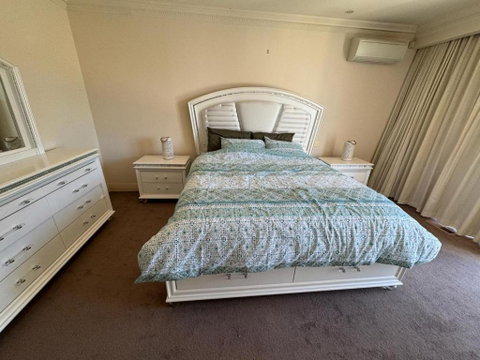 Luxurious Townhouse Retreat In Prestigious Brighton - Broome Tourism 1