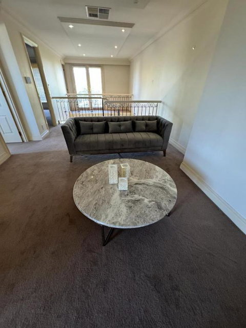 Luxurious Townhouse Retreat In Prestigious Brighton - Broome Tourism 2