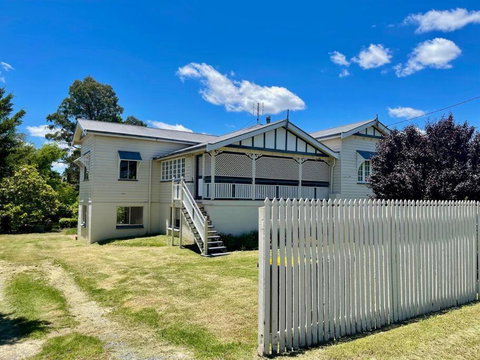 MAGNOLIA HOUSE ON THE CREEK - STANTHORPE - Broome Tourism 0