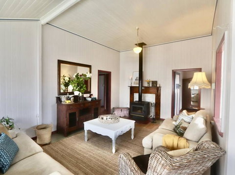 MAGNOLIA HOUSE ON THE CREEK - STANTHORPE - Broome Tourism 1
