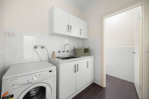 Mawson Lakes Retreat - 3BR, Wifi, Parking - Broome Tourism 1