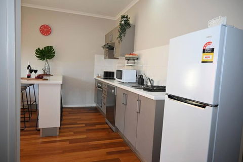 Mawson Red - Free Pool Access -Onsite Parking-Netflix-5 Mins To Mawson Interchange - Broome Tourism 1