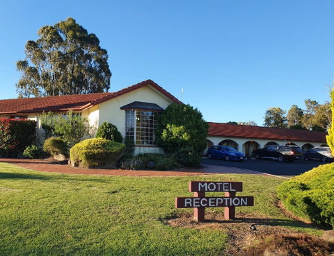 McNevins Warwick Motel - Broome Tourism 0