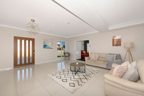 Modern Luxury Ocean Views - Broome Tourism 3