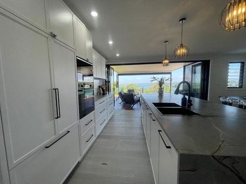Mirrabooka Magic - Luxury By The Lake - Broome Tourism 1