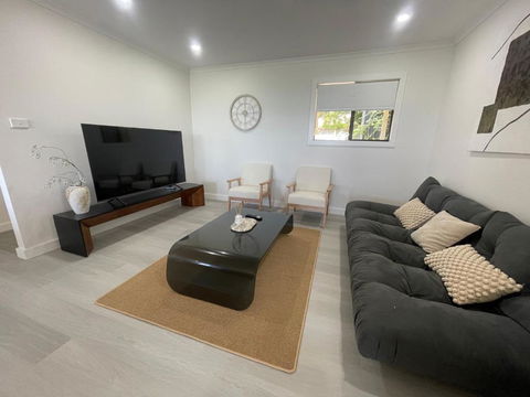 Mirrabooka Magic - Luxury By The Lake - Broome Tourism 3