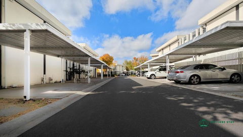 Modern 2-Bedroom Townhouse Near DFO & RMIT - Broome Tourism 2