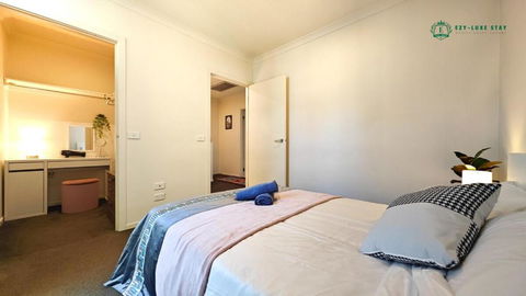 Modern 2-Bedroom Townhouse Near DFO & RMIT - Broome Tourism 3