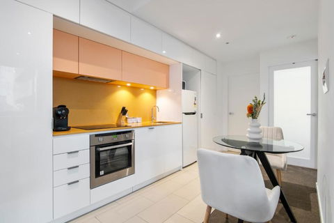 Modern 2BR Apt W City Views, Balcony & Wi-Fi - Broome Tourism 1