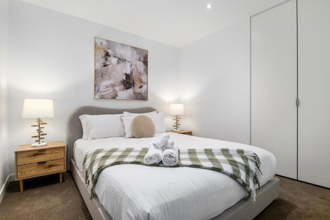 Modern 2BR Apt W City Views, Balcony & Wi-Fi - Broome Tourism 3