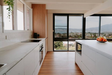 Modern Home Overlooking River - Broome Tourism 3
