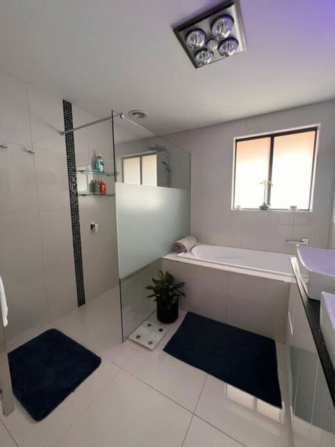 Modern Light Filled Home Near Beaches - Broome Tourism 1