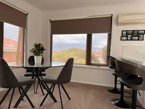Modern Light Filled Home Near Beaches - Broome Tourism 3