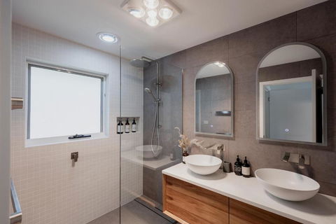 Modern Refurbished Unit In Charming Bellerive - Broome Tourism 1