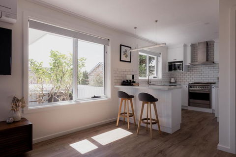 Modern Refurbished Unit In Charming Bellerive - Broome Tourism 0