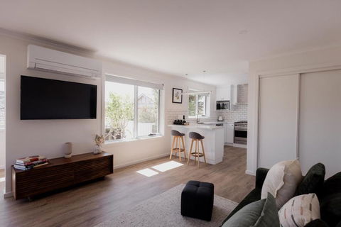 Modern Refurbished Unit In Charming Bellerive - Broome Tourism 2