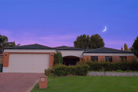 Modern Retro House Nr Airport 6Bedrooms Yard N Parking - Broome Tourism 0