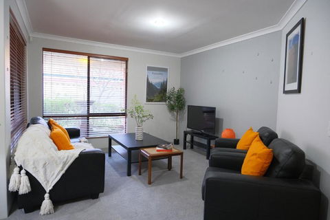 Modern Retro House Nr Airport 6Bedrooms Yard N Parking - Broome Tourism 3