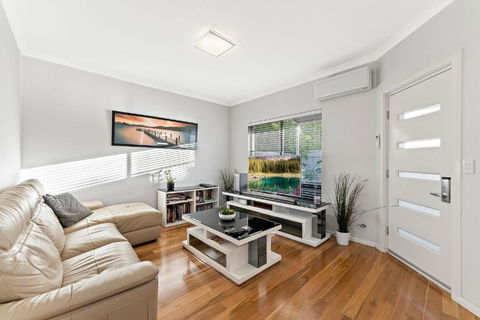 Modern Scarborough Townhouse - Broome Tourism 1