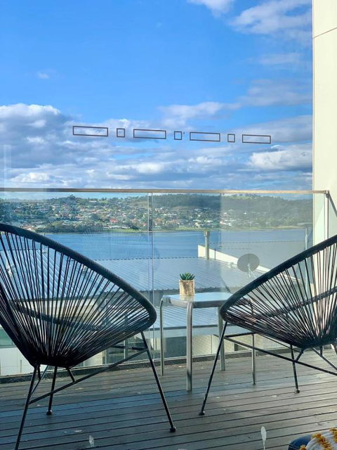 Modern Villa With Water View - Broome Tourism 2