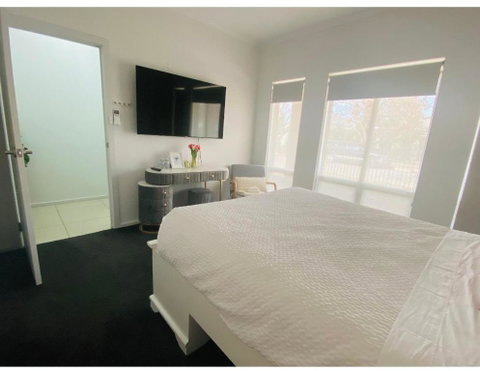 Modern Private Room With Ensuite - Broome Tourism 1