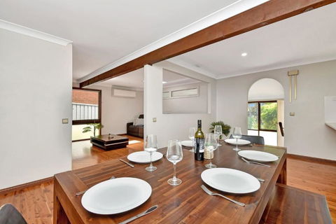 NEW PropertyBreezy Bayside Haven At Brightwaters - Broome Tourism 1