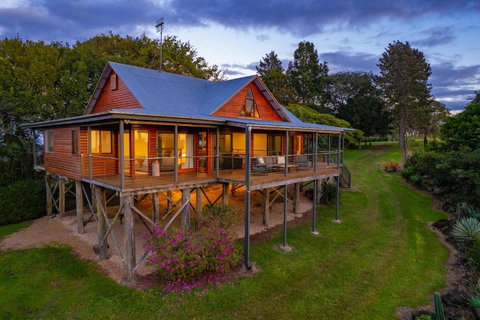 Mountain Retreat With Ocean Views And Fireplace - Broome Tourism 3