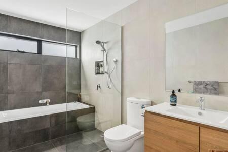 Mountain View Villa-close To Shops-10min To CBD - Broome Tourism 1