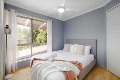 NEW 3BR Serene Creekside Retreat In Helensvale - Broome Tourism 2