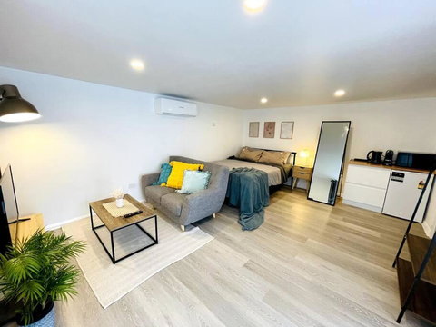 Newly Renovated Contemporary Private Studio Near Hobart CBD And Airport - Broome Tourism 0