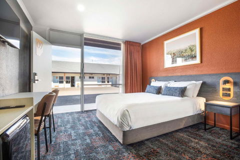 Nightcap At Horse & Jockey Hotel Warwick - Broome Tourism 0