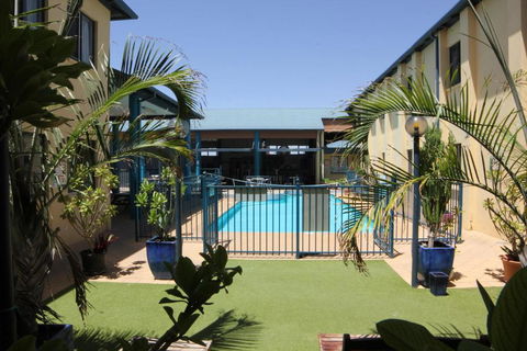 Ningaloo Club Backpackers - Broome Tourism 3