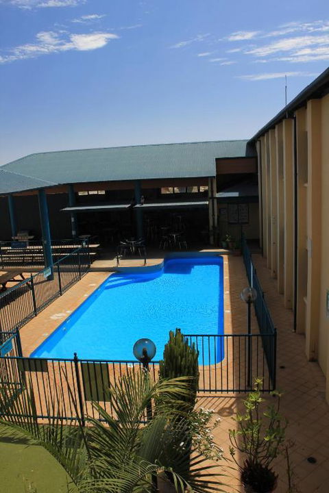 Ningaloo Club Backpackers - Broome Tourism 0