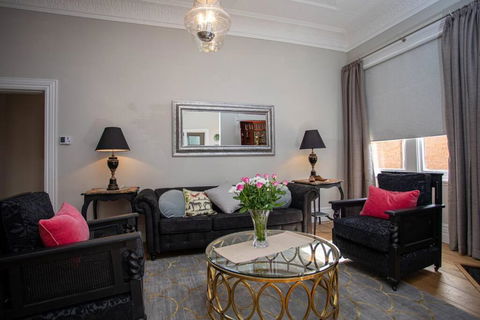 Oxbridge- Period Home In Central Goulburn - Broome Tourism 0
