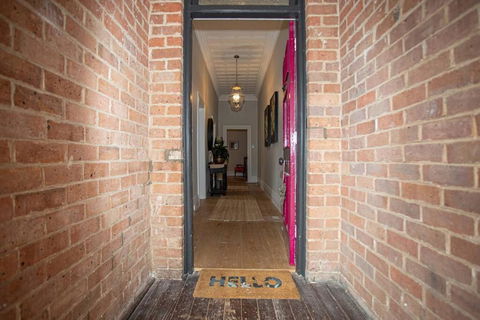 Oxbridge- Period Home In Central Goulburn - Broome Tourism 2