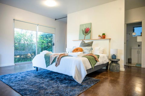 Peaceful Hills Escape: Charming 2-Story Retreat - Broome Tourism 0