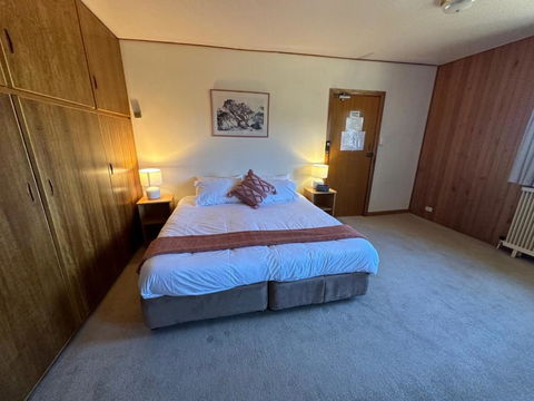 Peer Gynt Ski Lodge - Broome Tourism 1