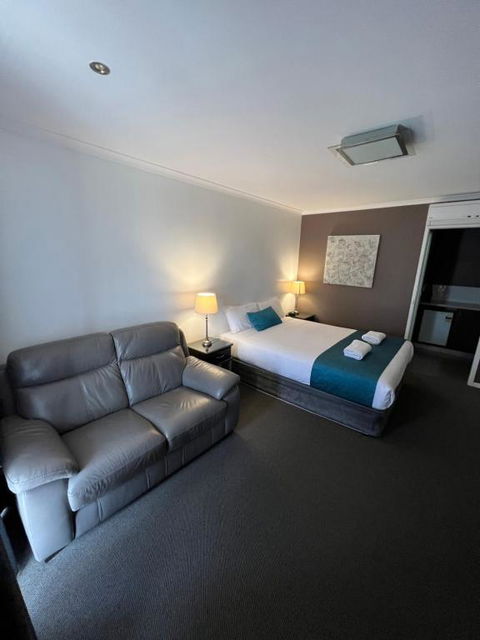Pevensey Motor Lodge - Broome Tourism 3