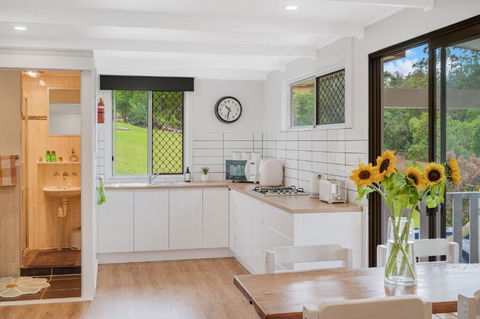 Pet Friendly Cozy Cabin - Broome Tourism 3