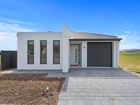 Putters Paradise 25-30 Troon Drive - Broome Tourism 0
