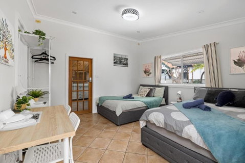 Quadruple Ensuite Room - Nearby Stations & Shops - Broome Tourism 0