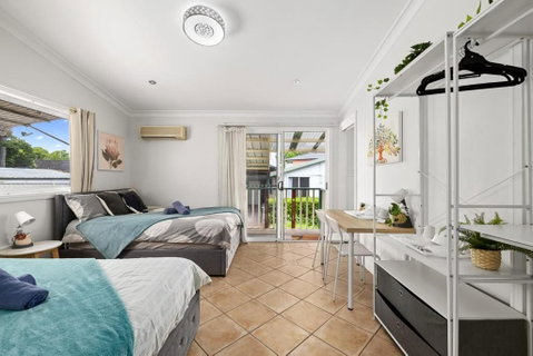 Quadruple Ensuite Room - Nearby Stations & Shops - Broome Tourism 1
