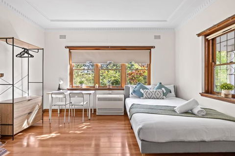 Quadruple Room - Near Transport & Shops - Shared Bathroom - Broome Tourism 1