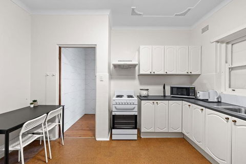 Quadruple Room - Near Transport & Shops - Shared Bathroom - Broome Tourism 3