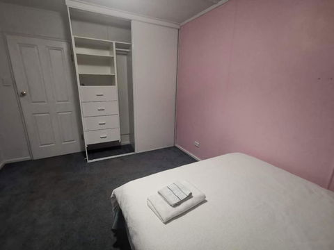 Quiet Room With Off Street Parking In Hobart - Broome Tourism 0
