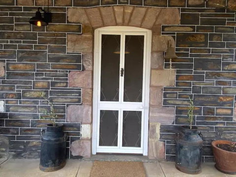 Randell Cottage - Adelaide Hills - Cosy Rustic Hideaway - Broome Tourism 3